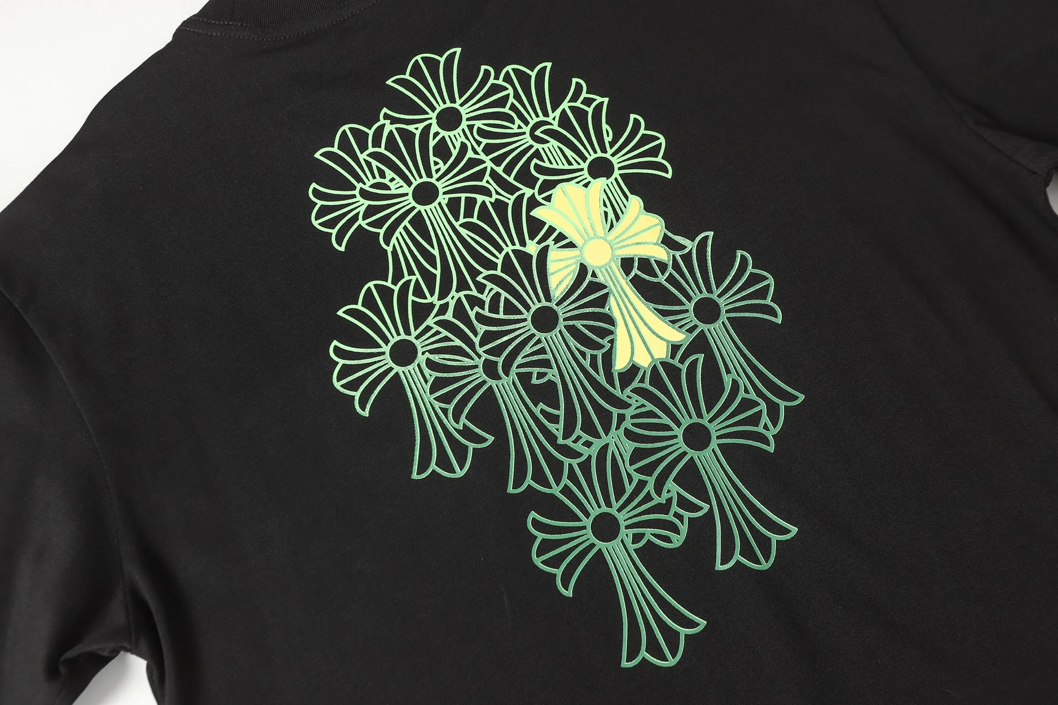 P160 Chrome Hearts CH Chrome Hearts Color Overlay Cross Print Short Sleeve T-shirt Uses direct injection imported machine printing. Hardware and accessories are all milled and customized. Correct configuration. Black 2025 Chrome Hearts ZP packaging. 260 grams of custom dyed double yarn cotton. Large version. Loose and stylish. Different from lower versions, slim and long version with upper body and hip stretch. 100% commitment: top quality. Not fast food. Highest version on the market. Top quality - different from ordinary versions on the market. If you care about quality, you should also respect the price. Absolutely 0 after-sales service and 0 return rate so far. It’s hard not to love the style - 260g double yarn cotton custom dyed fabric - Correct high-density main mark, washed tag, hand-sewn